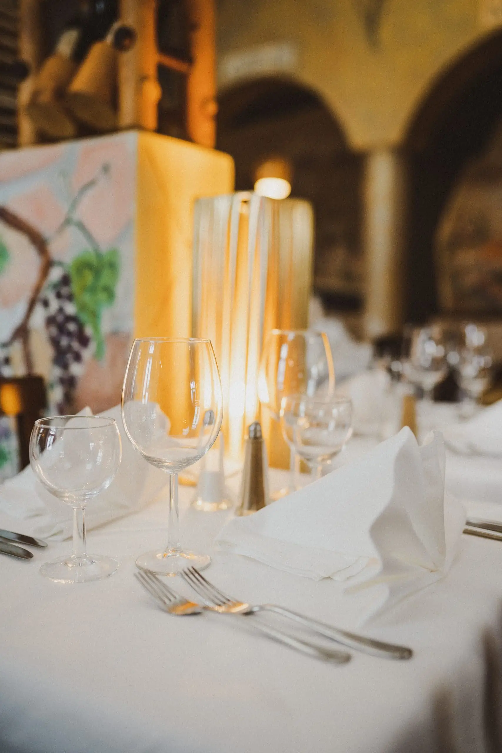 Stilvoll gedeckter Tisch mit Gläsern und warmem Licht im Ristorante Ciao in München.