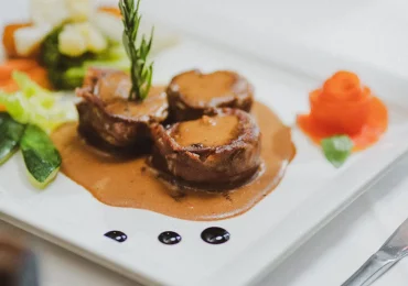 Zartes Rinderfilet in cremiger Sauce mit Gemüsebeilage, serviert im Ristorante Ciao in München nahe Ostfriedhof.