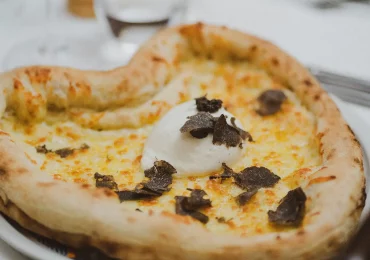 Frische Trüffelpizza mit Burrata, serviert im Ristorante Ciao in München in Ramersdorf.