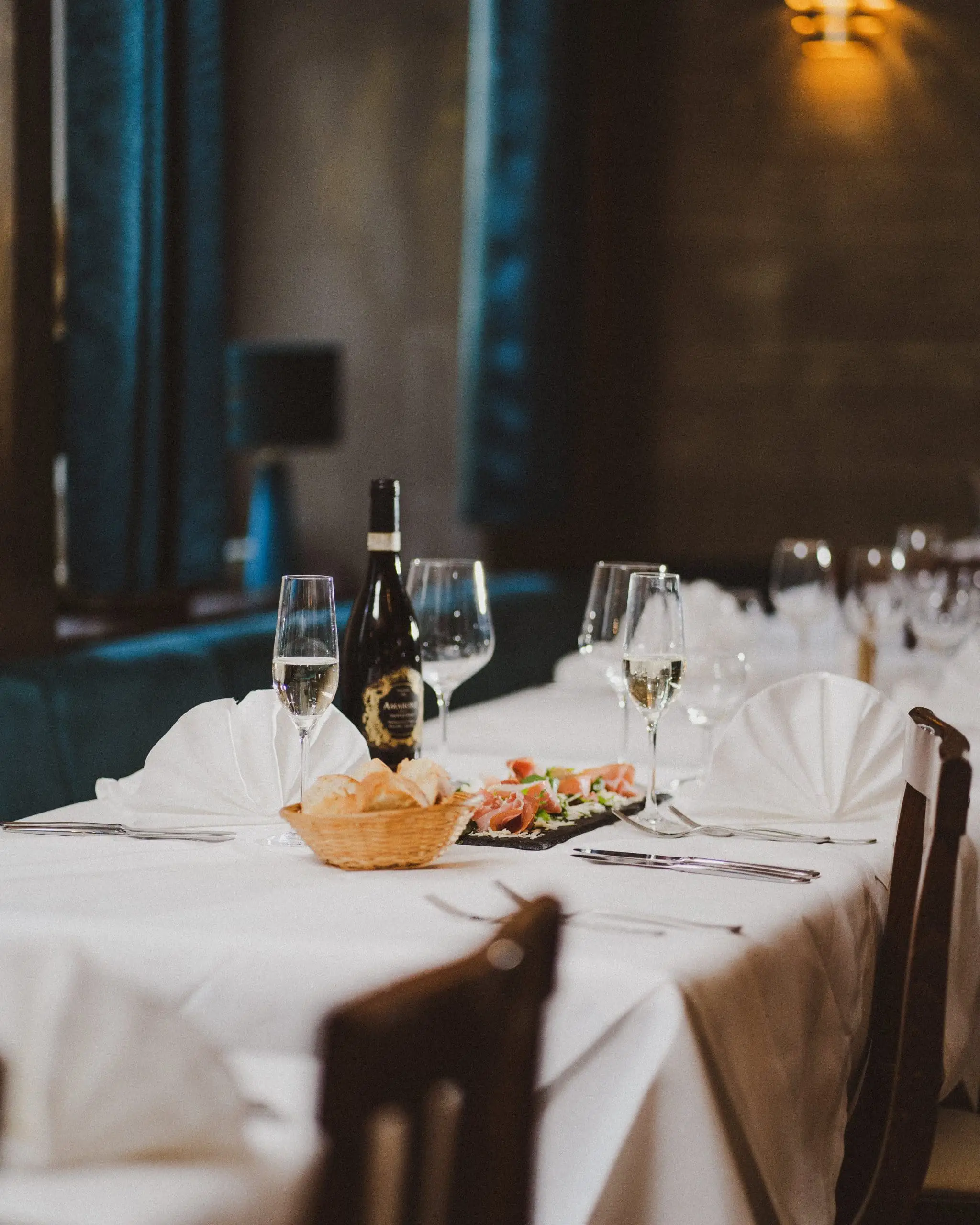 Eleganter gedeckter Tisch mit Wein und Antipasti im Ristorante Ciao in München nahe Ostbahnhof, aufgenommen im stilvollen Gastraum.